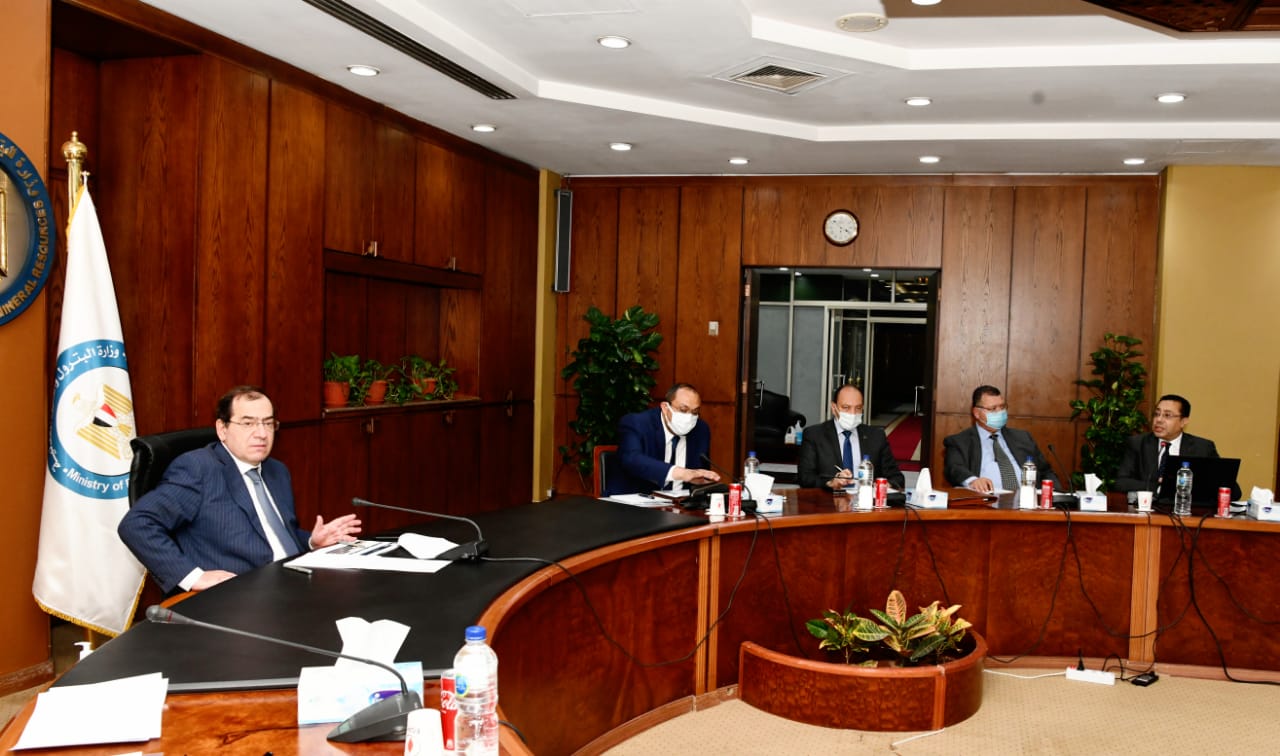 وزير البترول يرأس اجتماع زيادة محطات تموين السيارات بالغاز