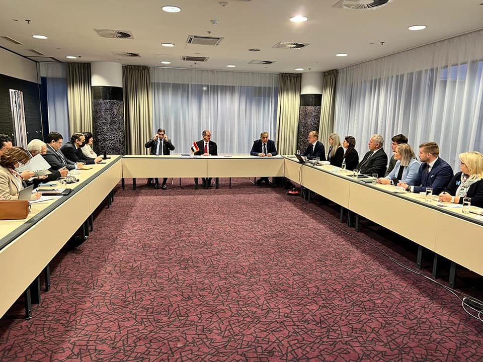 وزير الاتصالات خلال الاجتماع