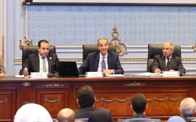 وزير الاتصالات خلال الاجتماع