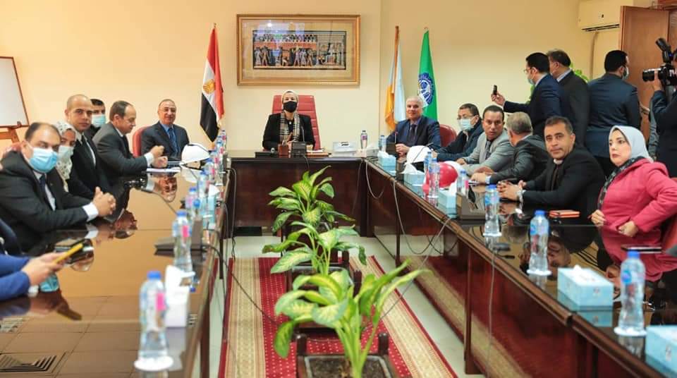 وزيرة البيئة خلال اجتماع شركة أبو قير للأسمدة