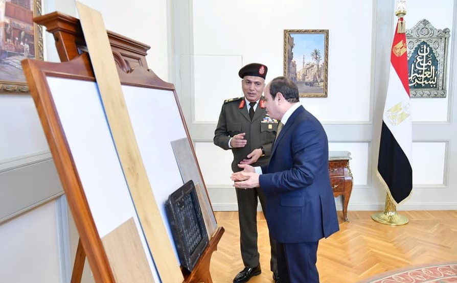 الرئيس السيسي أمام ماكيت لأحد مشروعات العاصمة