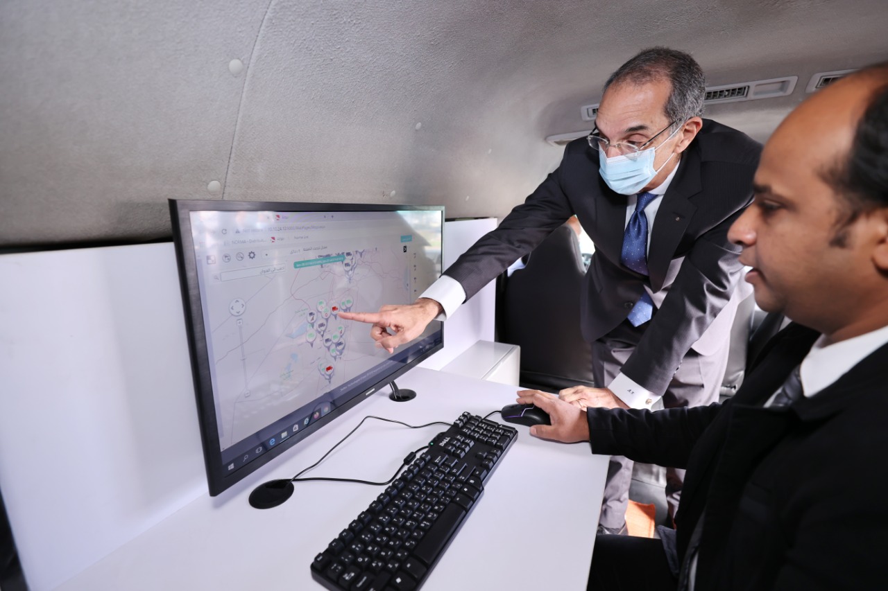 وزير الاتصالات خلال إطلاق خدمة وصلها