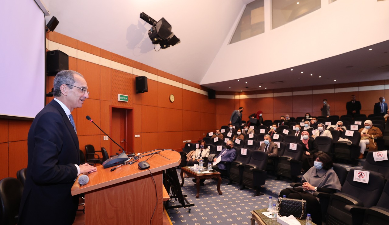 وزير الاتصالات خلال الاجتماع