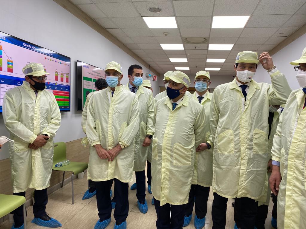 وزيرا الاتصالات والتعليم أثناء جولة التفقد للمصنع