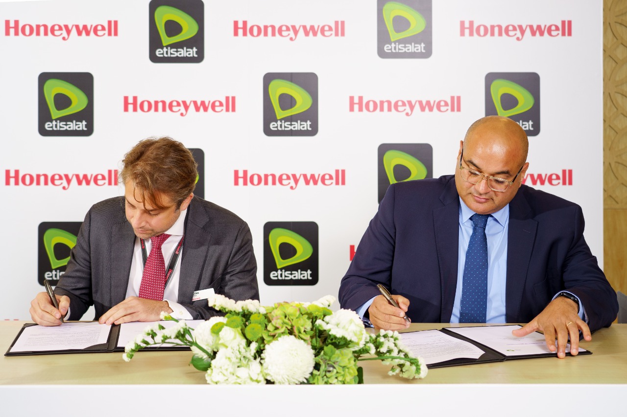 اتصالات مصر توقع مذكرة تفاهم مع هانيويل الأمريكية
