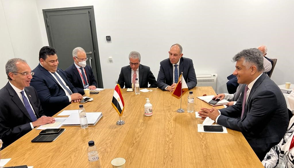 وزير الاتصالات خلال اجتماعه بنظيره البحريني