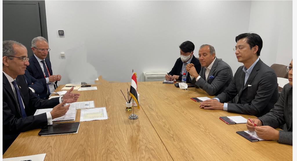 وزير الاتصالات خلال الاجتماع بقيادات سامسونج