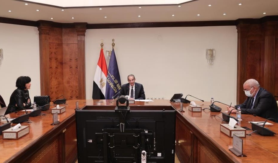 وزير الاتصالات خلال الاجتماع