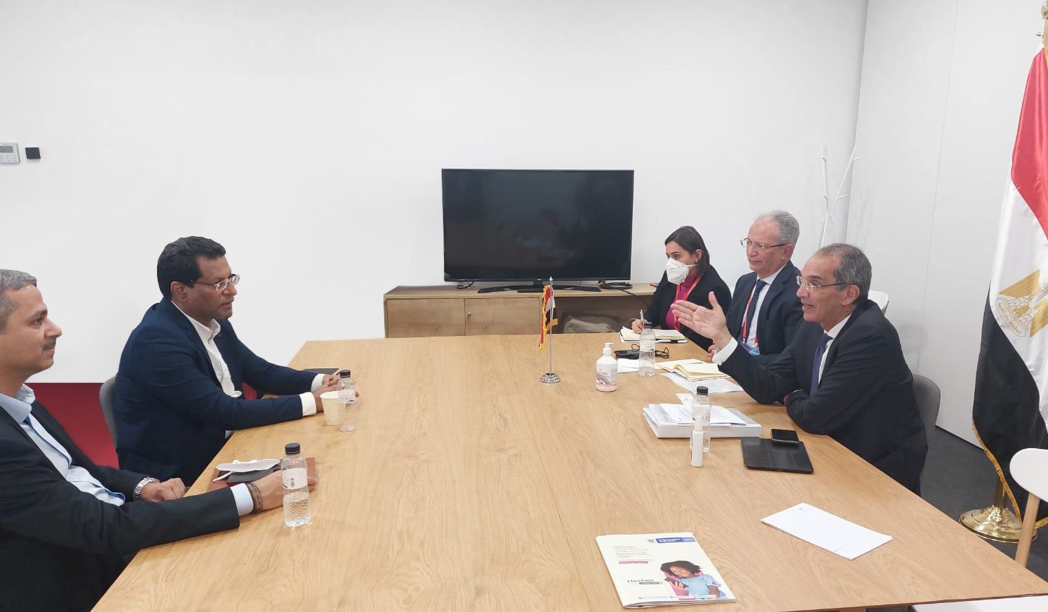 وزير الاتصالات خلال الاجتماع