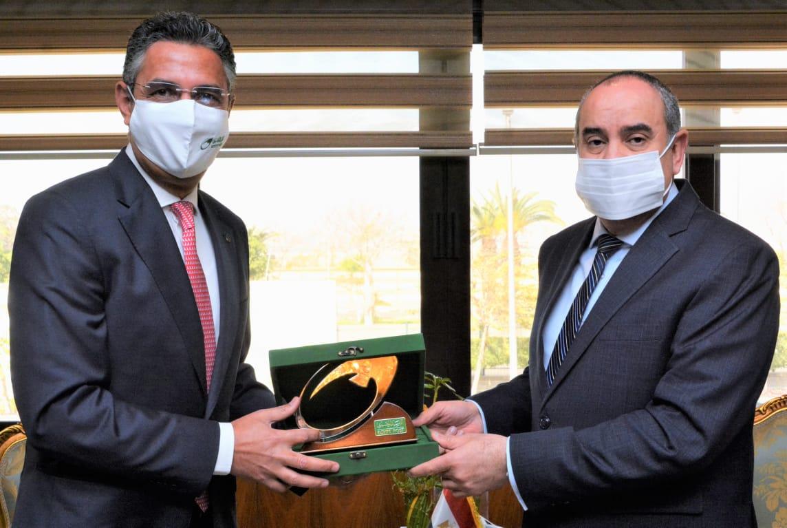 وزير الطيران يستقبل رئيس هيئة البريد لبحث التعاون المشترك