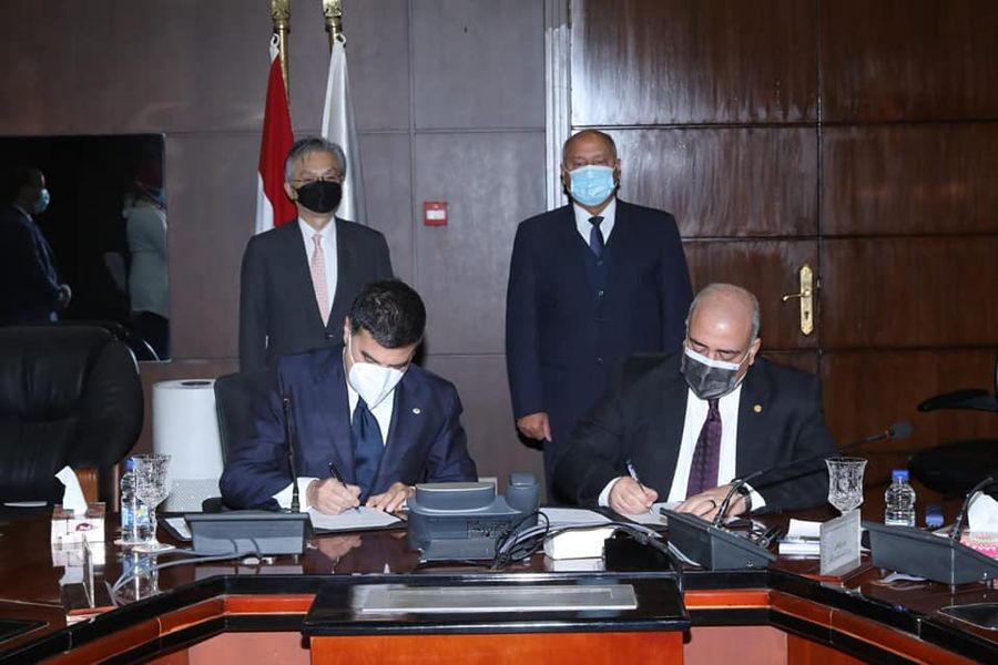 وزير النقل خلال توقيع مذكرة مع هيتاشي اليابانية