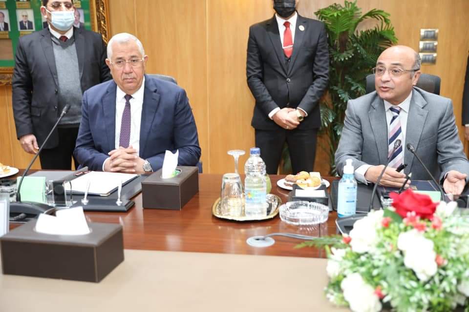 وزيرا العدل والزراعة يوقعان عقداً لنقل أراضي ومباني لإقامة محكمة بالقناطر الخيرية