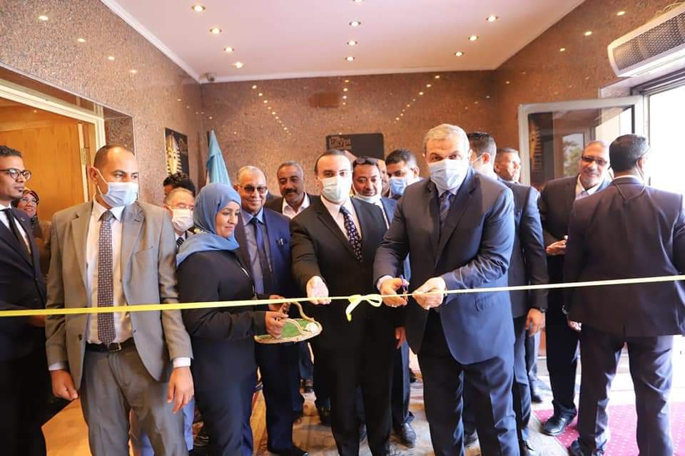 وزير القوى العاملة يفتتح معرض «المشغولات اليدوية للفتيات» بالأقصر