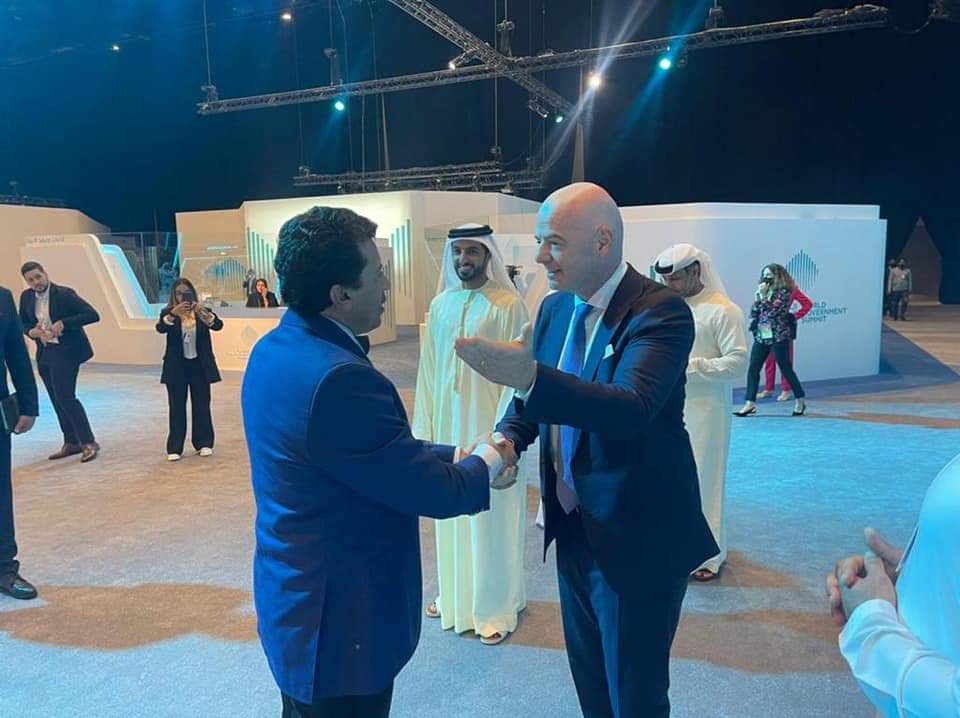 وزير الرياضة يلتقي رئيس الفيفا على هامش قمة الحكومات بدبي