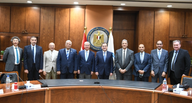 وزير البترول يبحث مع «روهر بمبن الألمانية» خطط تصنيع المضخات وتوسعات معامل التكرير بمصر