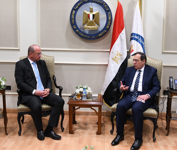 البترول تبحث مع سيمنس عقد شراكات جديدة بمجالات الغاز والطاقة الخضراء لخفض الانبعاثات