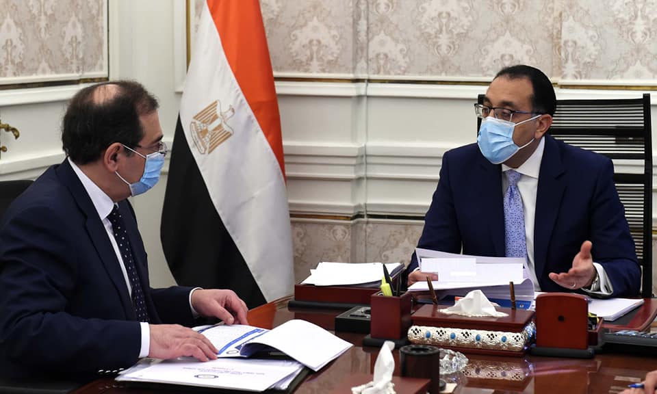 رئيس الوزراء خلال الاجتماع بوزير البترول