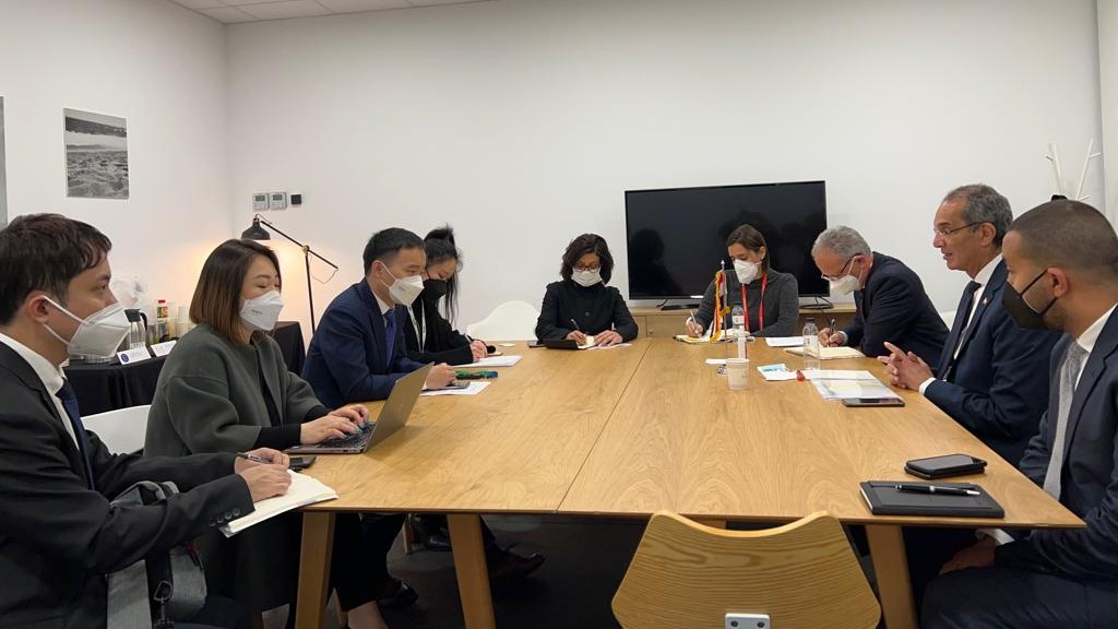 وزير الاتصالات خلال لقاءه بقيادات شركة أوبو