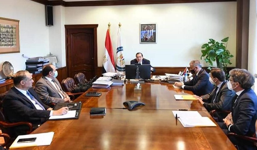 وزير البترول خلال الاجتماع