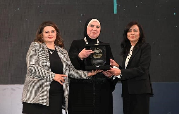 وزيرة الصناعة تكرم الدكتورة هند الشربيني