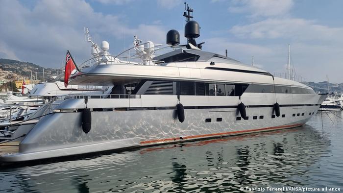 يخت تابع لأجد رجال الاعمال الروسيين