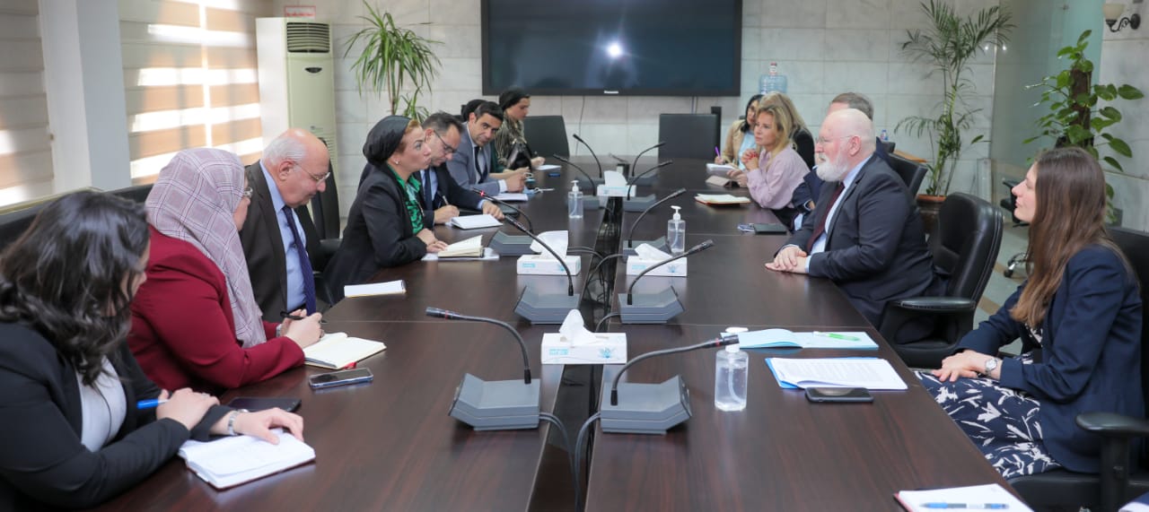 وزيرة البيئة تناقش مع مفوض الصفقة الأوروبية الخضراء الطريق إلى مؤتمر COP27
