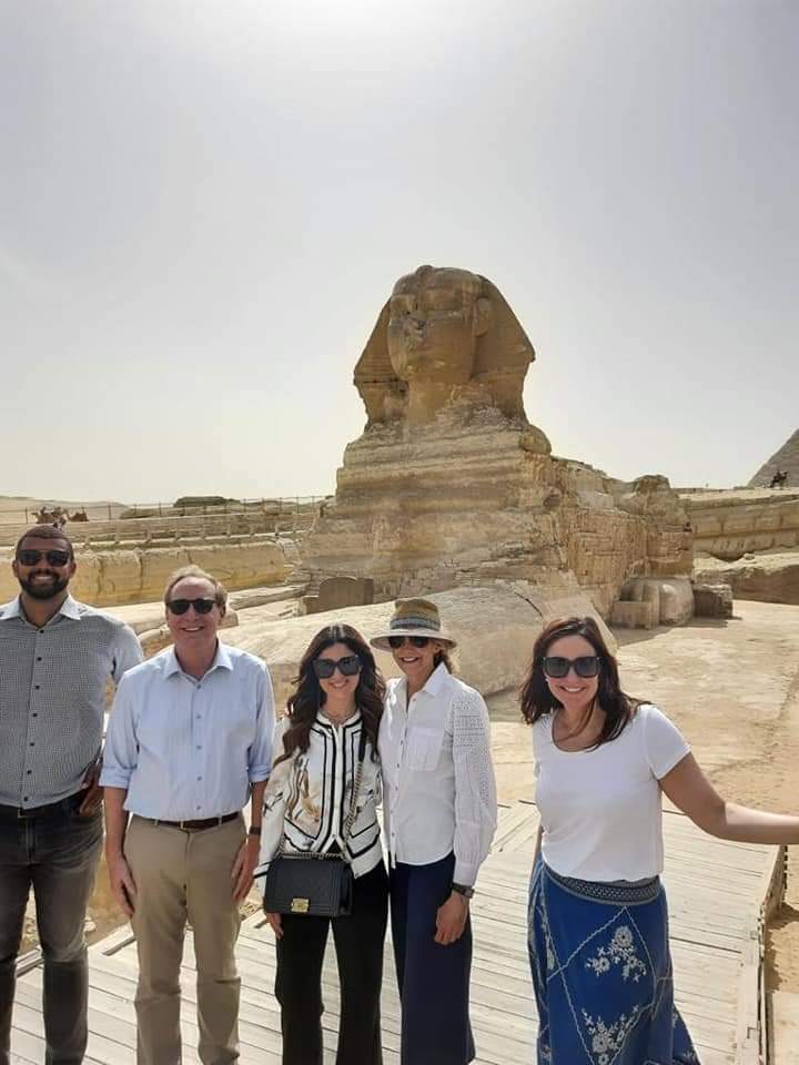 رئيس مايكروسوفت العالمية يزور أهرامات الجيزة برفقة أسرته