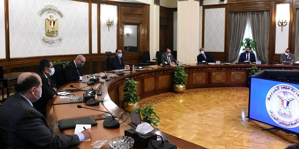 رئيس الوزراء يناقش مع المطورين العقاريين آليات التعامل مع الأزمة