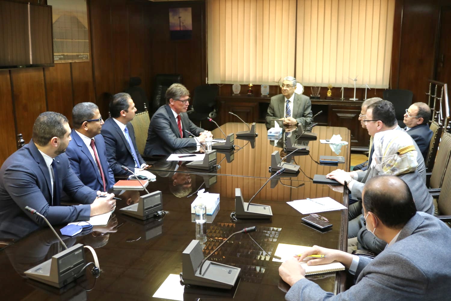 الكهرباء تبحث مع سيمنز الألمانية تطور أعمال مركز تحكم العاصمة الإدارية الجديدة