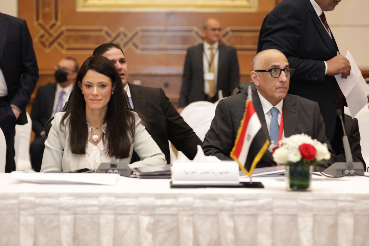 وزيرة التعاون الدولي ومحافظ البنك المركزي