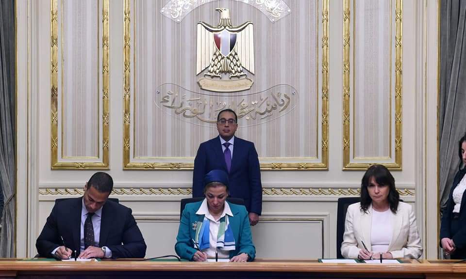 رئيس الوزراء يشهد توقيع مذكرة تفاهم لإقامة مشروع لتصنيع بدائل البلاستيك