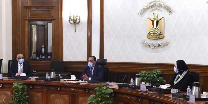 رئيس الوزراء ومحافظ البنك المركزي يتابعان سبل توفير التمويل للسلع الاستراتيجية