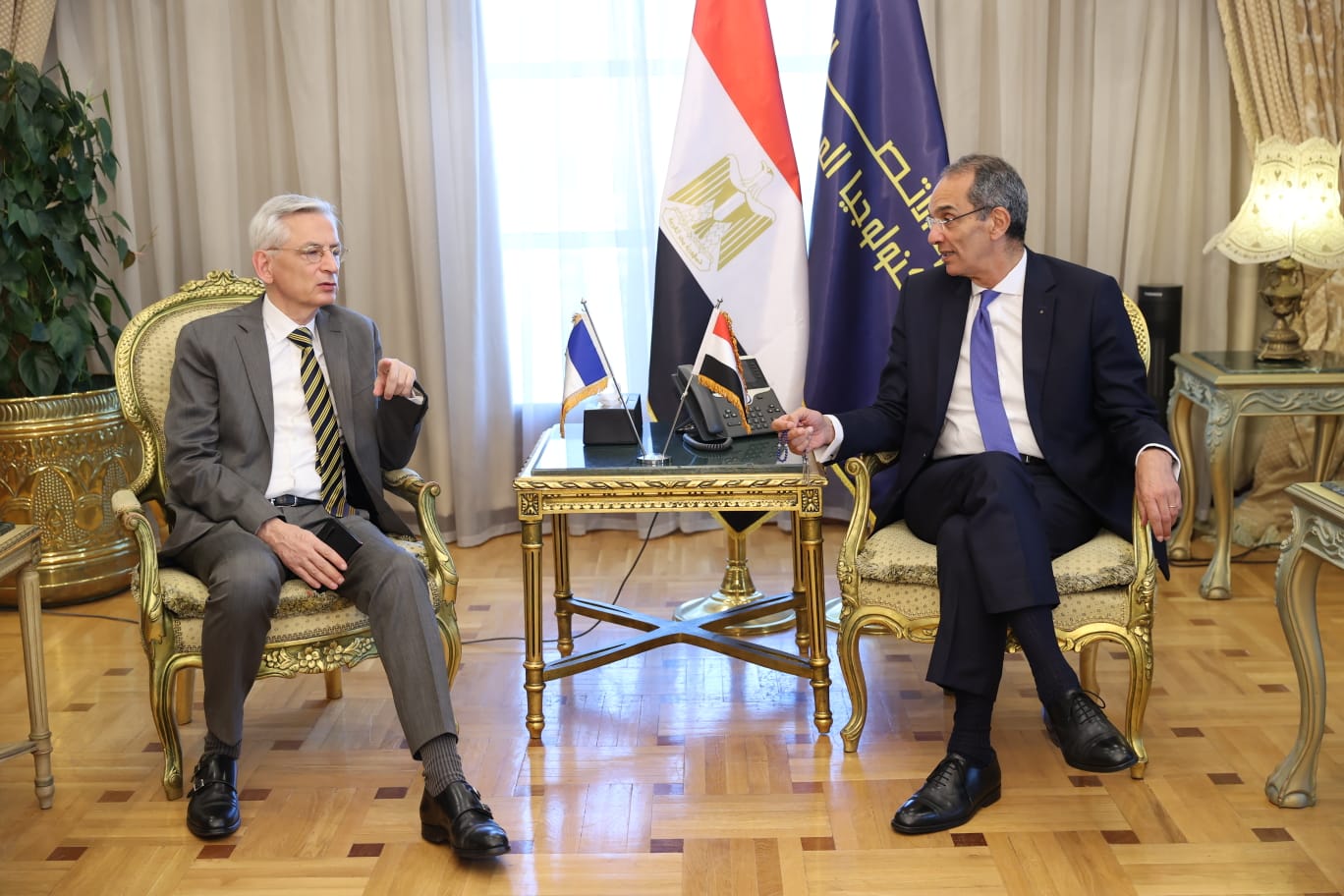 وزير الاتصالات خلال لقاءه السفير الفرنسي