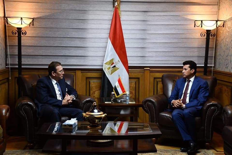 وزير الشباب يلتقي رئيس مجلس إدارة بنك قطر الوطني الأهلي QNB