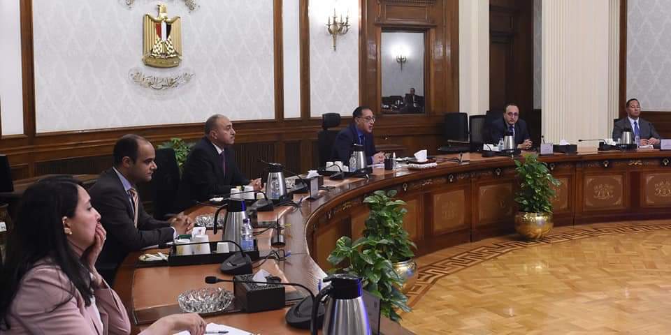 رئيس الوزراء يستعرض نماذج التمويل مع «ستاندرد تشارترد» في إدارة الطرق