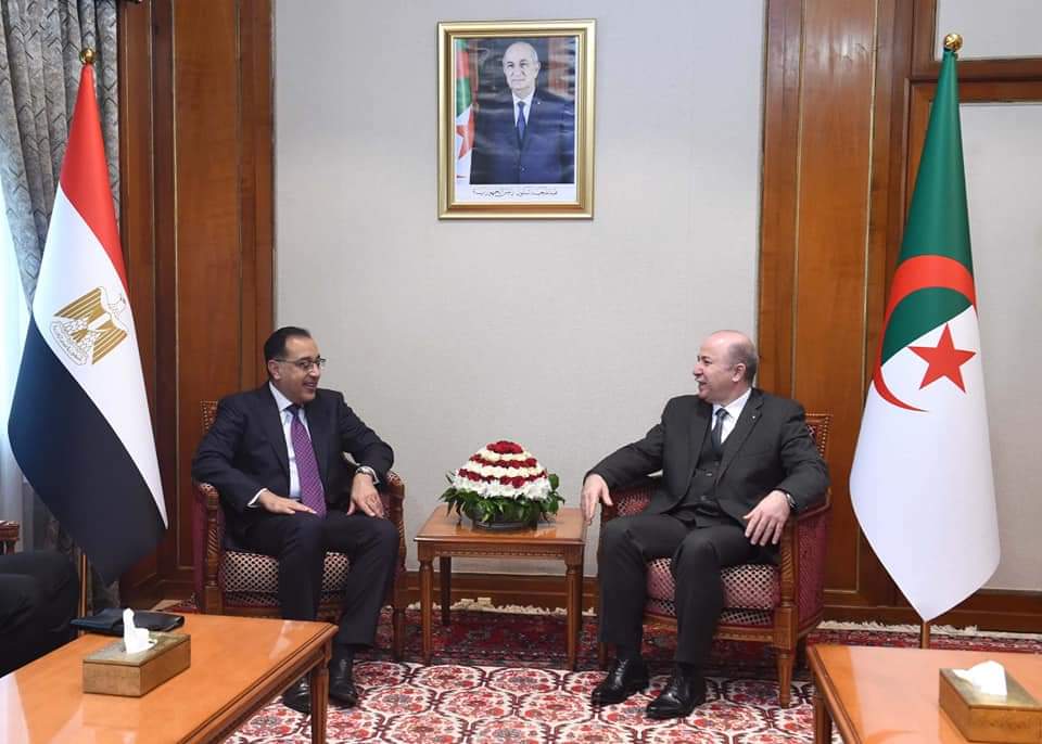 رئيس الوزراء يشدد على تعزيز دور القطاع الخاص كقاطرة للعلاقات مع الجزائر
