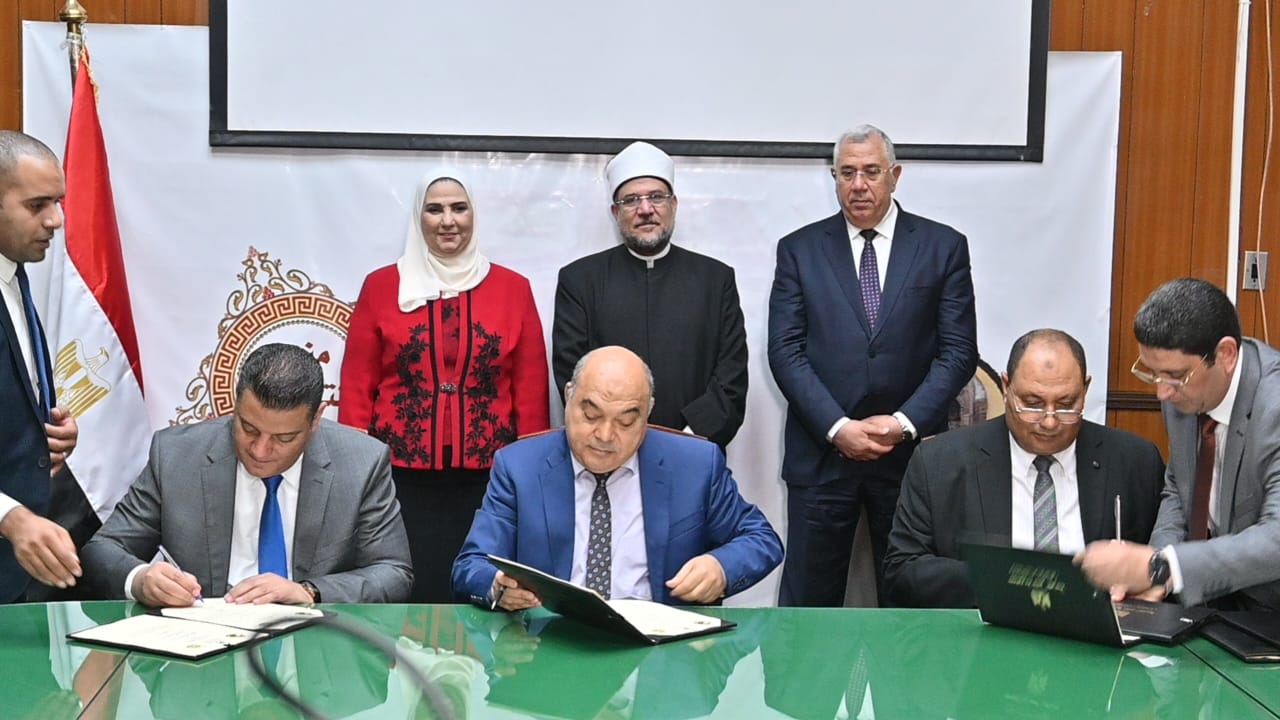 التضامن والأوقاف والزراعة يتعاونون لتوزيع العجول العشار على صغار المربين
