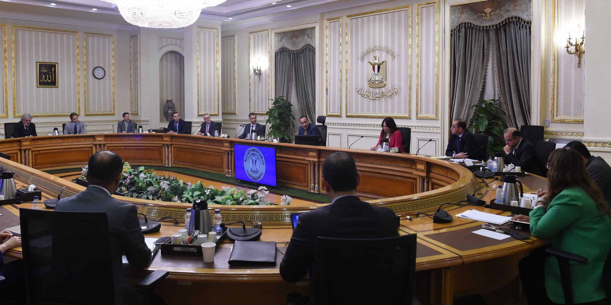 جانب من اجتماع رئيس الوزراء