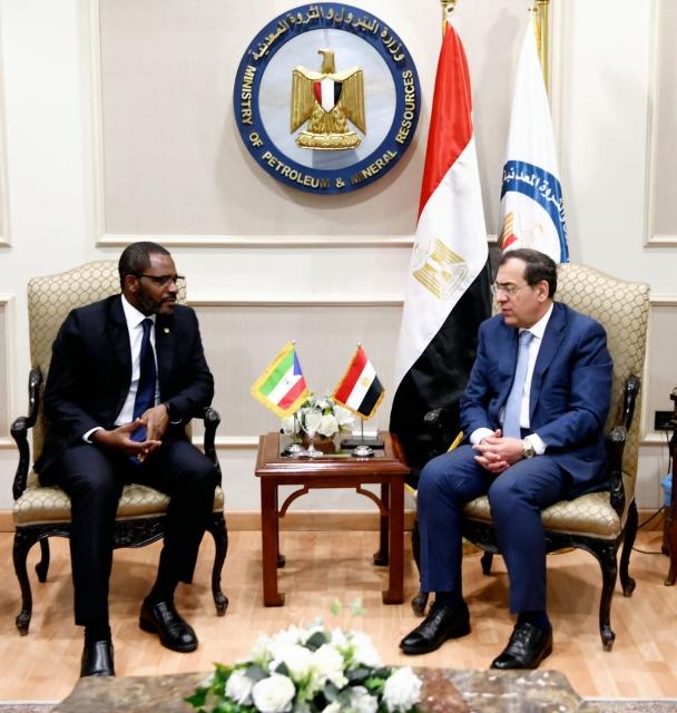 وزير البترول خلال اللقاء