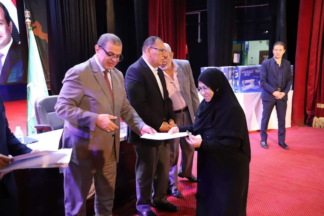 وزير القوى العاملة يسلم 100 عقد عمل لـ«قادرون بإختلاف» بالشرقية