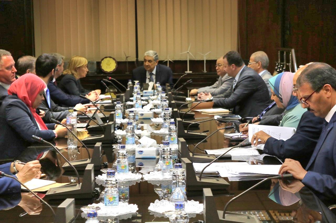 وزير الكهرباء خلال الاجتماع مع ممثلي بنك الاستثمار الأوروبي