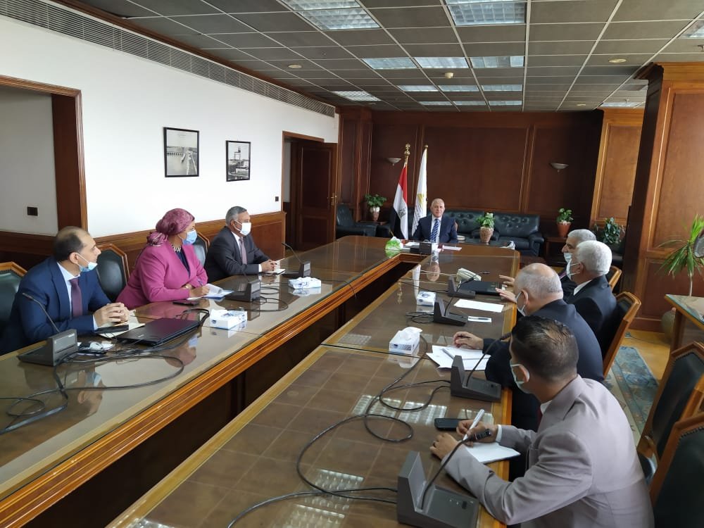 وزير الموارد المائية خلال اللقاء