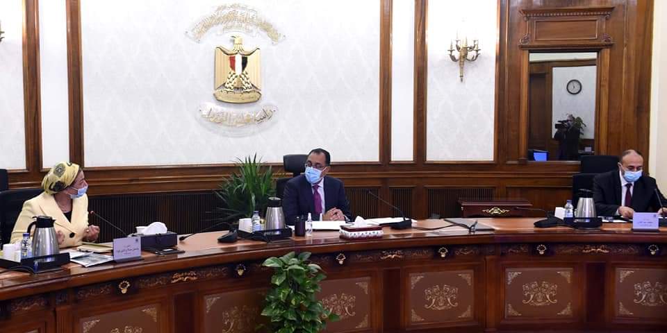 رئيس الوزراء يستعرض استراتيجية الحد من استخدام الأكياس البلاستيكية