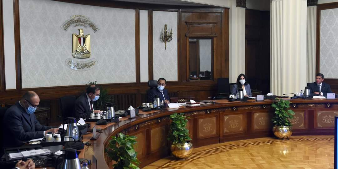 رئيس الوزراء يستعرض حوافز الاستثمار في «الكوارتز والرمال البيضاء»