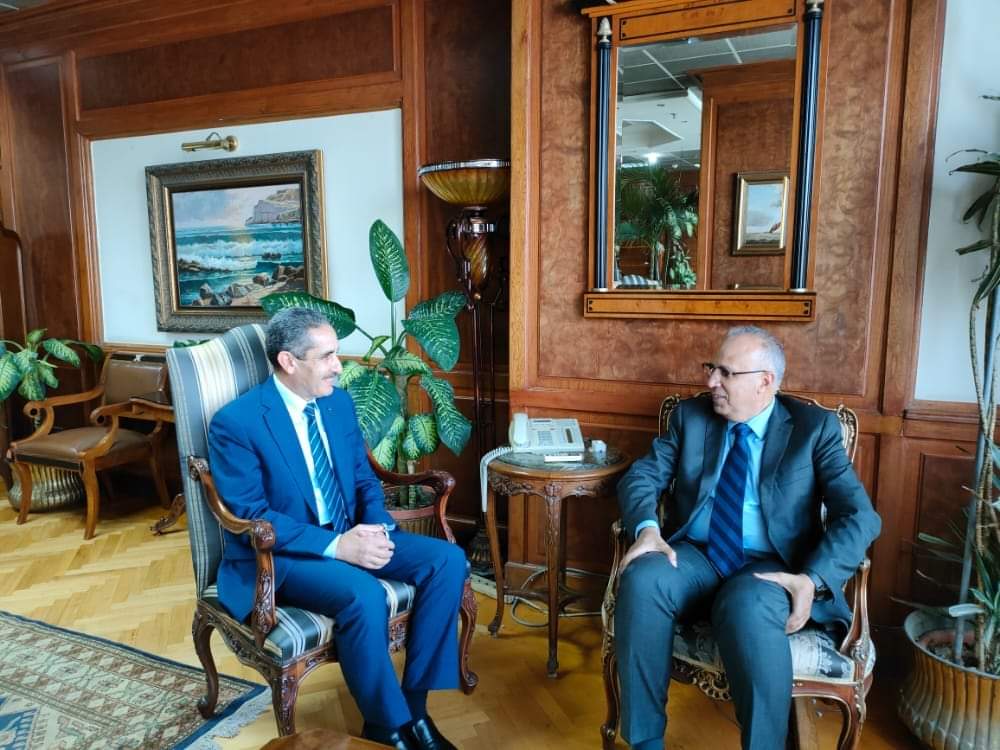 وزير الموارد المائية يبحث مشروعات الري وإزالة التعديات بمحافظة الغربية