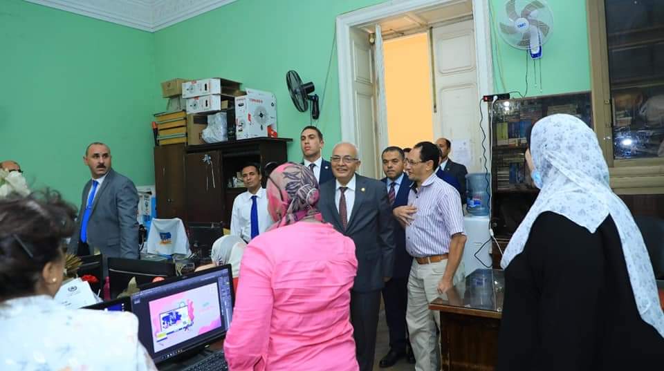 وزير التعليم يتابع سير العمل في القطاعات المختلفة داخل الوزارة