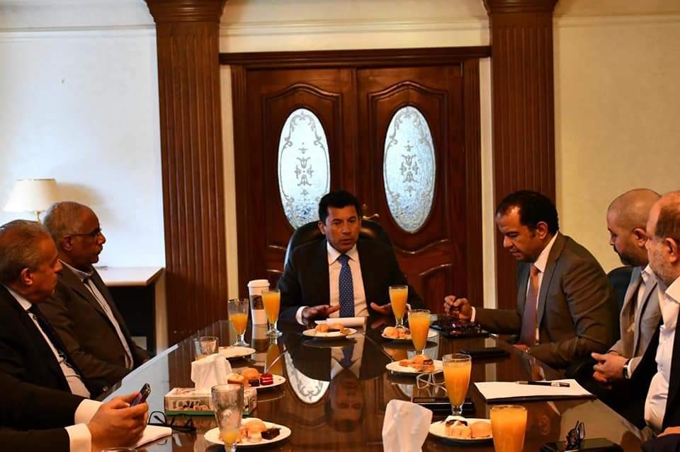 وزير الرياضة يلتقي باتحاد كرة القدم ورابطة الأندية والمتحدة