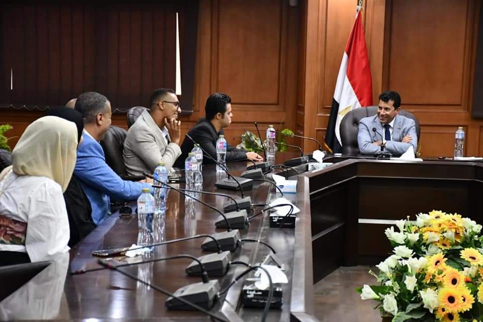 وزير الرياضة يكرم أبطال بعثة مصر بعد تسجيل رقم جديد في عبور المانش
