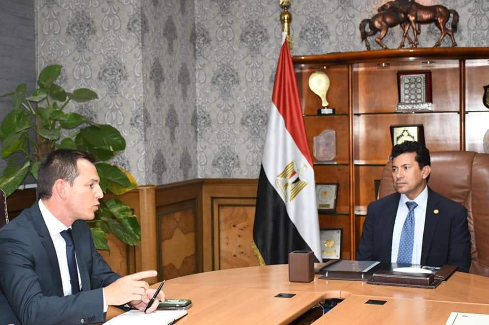 وزير الشباب يبحث توفير الطاقة الكهربائية الذكية بالمنشآت الشبابية والرياضية