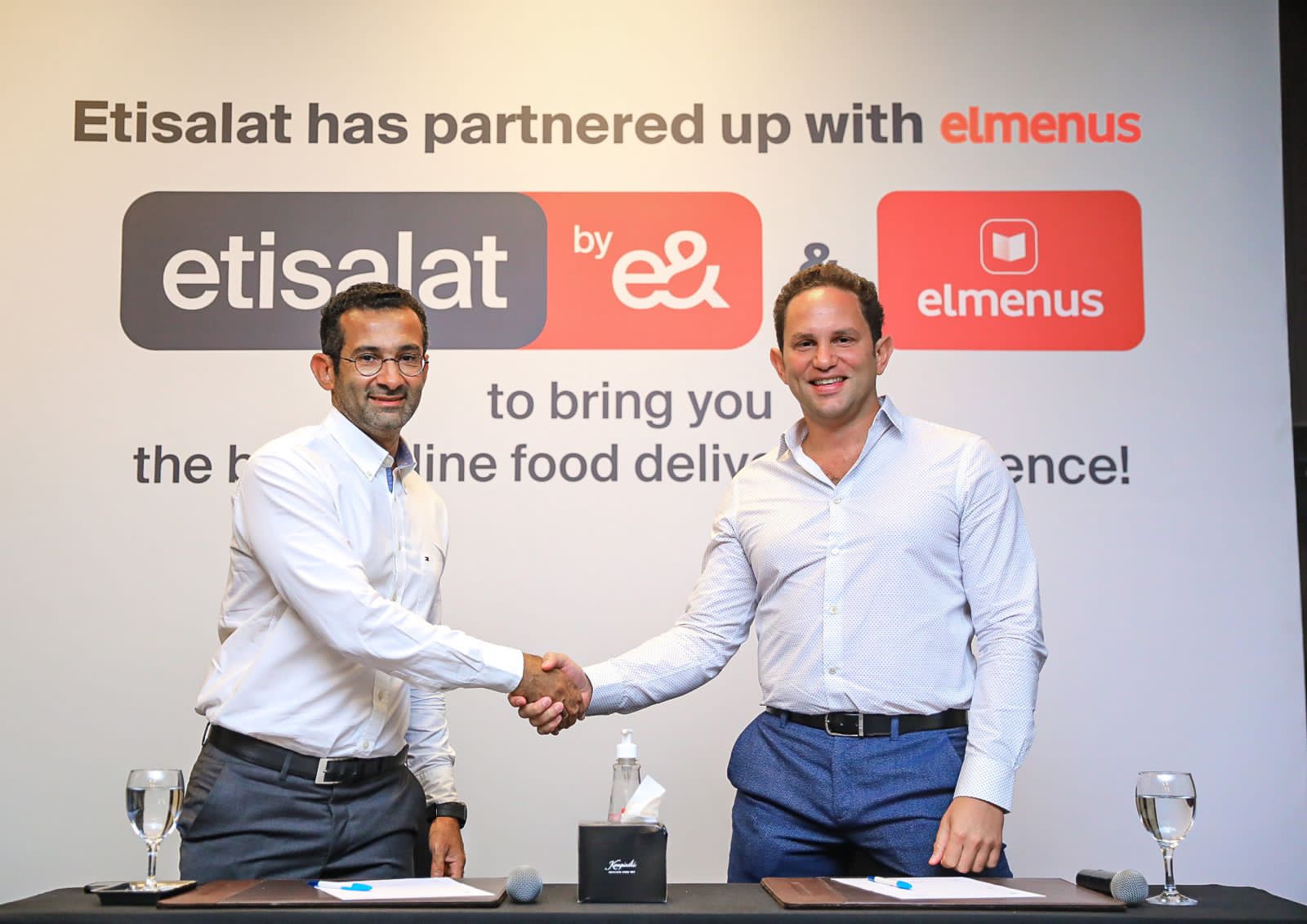 جانب من توقيع الاتفاقية